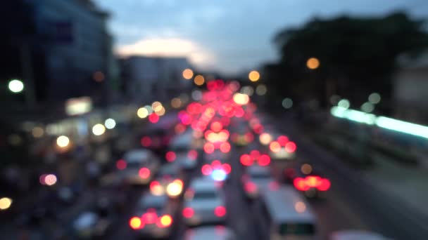 4K Bokeh de luces de coche. En la calle por la noche Círculos coloridos Video Lazo de fondo Las formas circulares vidriosas realizan un baile colorido. fondo de movimiento que es perfectamente adecuado para eventos — Vídeos de Stock