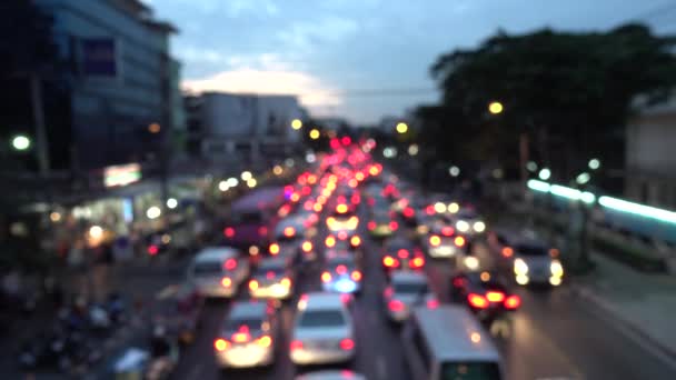 4K Bokeh de lumini auto. Pe stradă pe timp de noapte Cercuri colorate Video Buclă de fundal Glassy forme circulare efectua un dans colorat. fundal de mișcare, care este perfect potrivit pentru evenimente — Videoclip de stoc