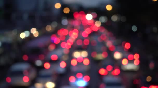 4k Bokeh von Autoscheinwerfern. auf der Straße in der Nacht bunte Kreise Video-Hintergrund-Schleife glasige kreisförmige Formen führen einen bunten Tanz auf. Bewegungshintergrund, der sich perfekt für Veranstaltungen eignet — Stockvideo