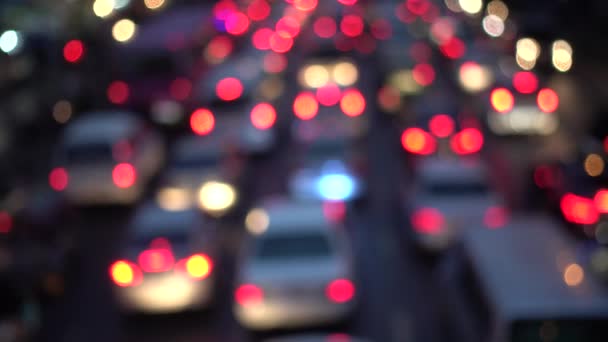 4K Bokeh de feux de voiture. Dans la rue la nuit Cercles colorés Vidéo Arrière-plan Boucle Les formes circulaires vernies exécutent une danse colorée. arrière-plan de mouvement qui convient parfaitement aux événements — Video