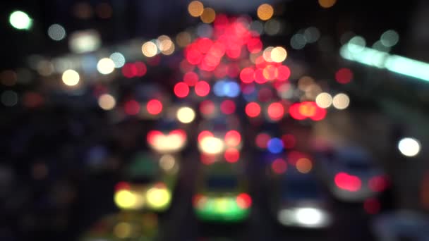 4k Bokeh von Autoscheinwerfern. auf der Straße in der Nacht bunte Kreise Video-Hintergrund-Schleife glasige kreisförmige Formen führen einen bunten Tanz auf. Bewegungshintergrund, der sich perfekt für Veranstaltungen eignet — Stockvideo