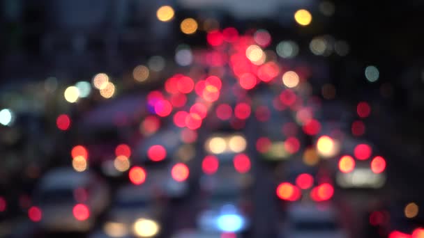 4K Bokeh de luces de coche. En la calle por la noche Círculos coloridos Video Lazo de fondo Las formas circulares vidriosas realizan un baile colorido. fondo de movimiento que es perfectamente adecuado para eventos — Vídeo de stock