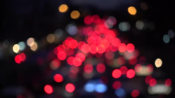 4K Bokeh de feux de voiture. Dans la rue la nuit Cercles colorés Vidéo Arrière-plan Boucle Les formes circulaires vernies exécutent une danse colorée. arrière-plan de mouvement qui convient parfaitement aux événements 
