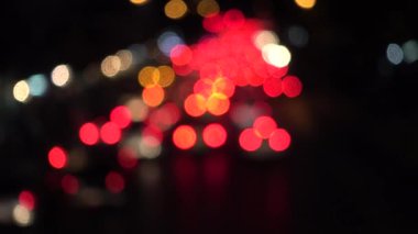 4k araba ışıkların Bokeh. Renkli Daireler Video arka plan döngü camsı geceleri sokakta renkli bir dans yuvarlak şekiller gerçekleştirin. Sadece mükemmel etkinlikler için uygundur hareketli arka plan
