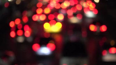 4k araba ışıkların Bokeh. Renkli Daireler Video arka plan döngü camsı geceleri sokakta renkli bir dans yuvarlak şekiller gerçekleştirin. Sadece mükemmel etkinlikler için uygundur hareketli arka plan