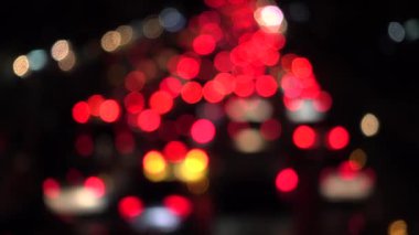 4k araba ışıkların Bokeh. Renkli Daireler Video arka plan döngü camsı geceleri sokakta renkli bir dans yuvarlak şekiller gerçekleştirin. Sadece mükemmel etkinlikler için uygundur hareketli arka plan