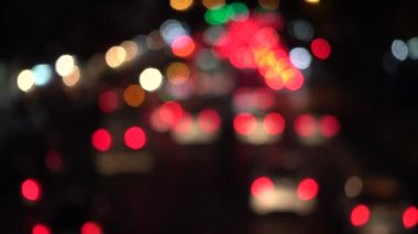 4k araba ışıkların Bokeh. Renkli Daireler Video arka plan döngü camsı geceleri sokakta renkli bir dans yuvarlak şekiller gerçekleştirin. Sadece mükemmel etkinlikler için uygundur hareketli arka plan