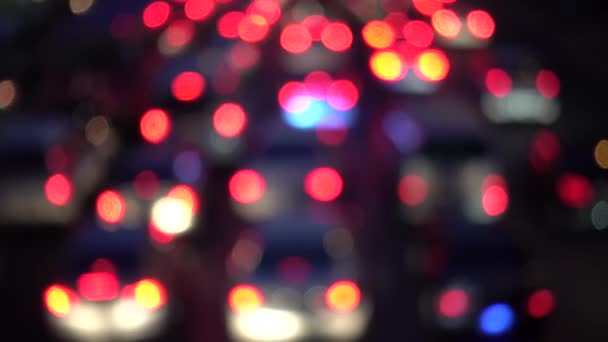 4K Bokeh de luces de coche. En la calle por la noche Círculos coloridos Video Lazo de fondo Las formas circulares vidriosas realizan un baile colorido. fondo de movimiento que es perfectamente adecuado para eventos — Vídeos de Stock