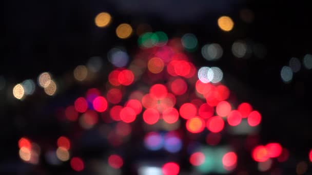 4K Bokeh de luces de coche. En la calle por la noche Círculos coloridos Video Lazo de fondo Las formas circulares vidriosas realizan un baile colorido. fondo de movimiento que es perfectamente adecuado para eventos — Vídeo de stock