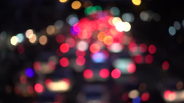 4K Bokeh de luces de coche. En la calle por la noche Círculos coloridos Video Lazo de fondo Las formas circulares vidriosas realizan un baile colorido. fondo de movimiento que es perfectamente adecuado para eventos — Vídeo de stock