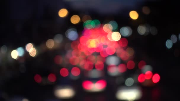 4K Bokeh de luces de coche. En la calle por la noche Círculos coloridos Video Lazo de fondo Las formas circulares vidriosas realizan un baile colorido. fondo de movimiento que es perfectamente adecuado para eventos — Vídeos de Stock