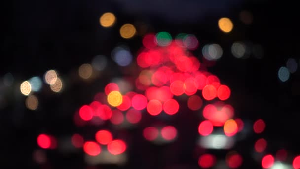 4K Bokeh de feux de voiture. Dans la rue la nuit Cercles colorés Vidéo Arrière-plan Boucle Les formes circulaires vernies exécutent une danse colorée. arrière-plan de mouvement qui convient parfaitement aux événements — Video