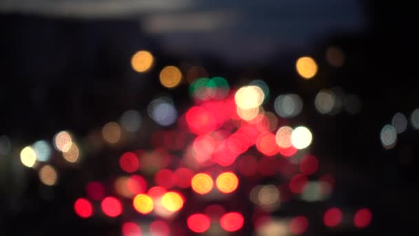 4K Bokeh de luces de coche. En la calle por la noche Círculos coloridos Video Lazo de fondo Las formas circulares vidriosas realizan un baile colorido. fondo de movimiento que es perfectamente adecuado para eventos — Vídeos de Stock