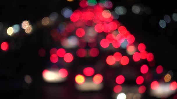 4k araba ışıkların Bokeh. Renkli Daireler Video arka plan döngü camsı geceleri sokakta renkli bir dans yuvarlak şekiller gerçekleştirin. Sadece mükemmel etkinlikler için uygundur hareketli arka plan — Stok video
