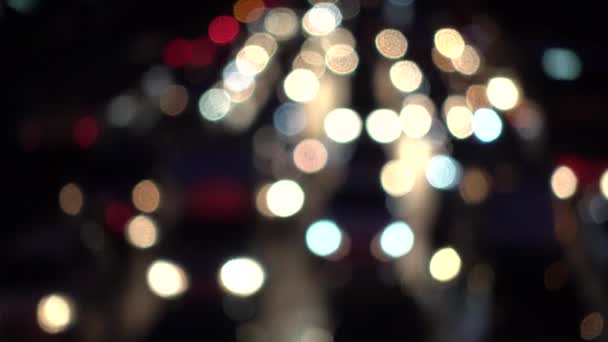 4k Bokeh von Autoscheinwerfern. auf der Straße in der Nacht bunte Kreise Video-Hintergrund-Schleife glasige kreisförmige Formen führen einen bunten Tanz auf. Bewegungshintergrund, der sich perfekt für Veranstaltungen eignet — Stockvideo