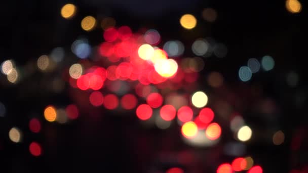 4K Bokeh de luces de coche. En la calle por la noche Círculos coloridos Video Lazo de fondo Las formas circulares vidriosas realizan un baile colorido. fondo de movimiento que es perfectamente adecuado para eventos — Vídeo de stock