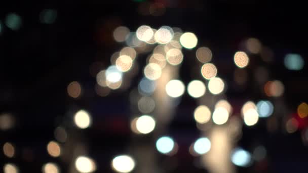 4K Bokeh de feux de voiture. Dans la rue la nuit Cercles colorés Vidéo Arrière-plan Boucle Les formes circulaires vernies exécutent une danse colorée. arrière-plan de mouvement qui convient parfaitement aux événements 