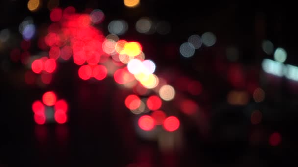 4k Bokeh von Autoscheinwerfern. auf der Straße in der Nacht bunte Kreise Video-Hintergrund-Schleife glasige kreisförmige Formen führen einen bunten Tanz auf. Bewegungshintergrund, der sich perfekt für Veranstaltungen eignet — Stockvideo