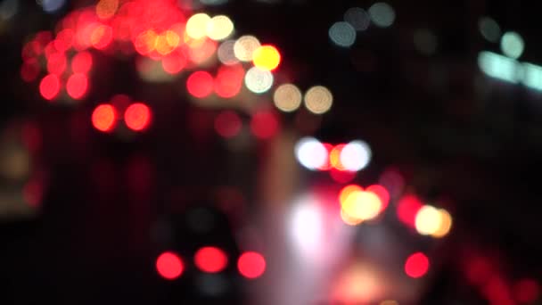 4K Bokeh de feux de voiture. Dans la rue la nuit Cercles colorés Vidéo Arrière-plan Boucle Les formes circulaires vernies exécutent une danse colorée. arrière-plan de mouvement qui convient parfaitement aux événements — Video
