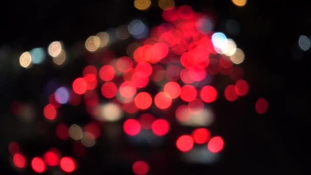 4k Bokeh von Autoscheinwerfern. auf der Straße in der Nacht bunte Kreise Video-Hintergrund-Schleife glasige kreisförmige Formen führen einen bunten Tanz auf. Bewegungshintergrund, der sich perfekt für Veranstaltungen eignet — Stockvideo