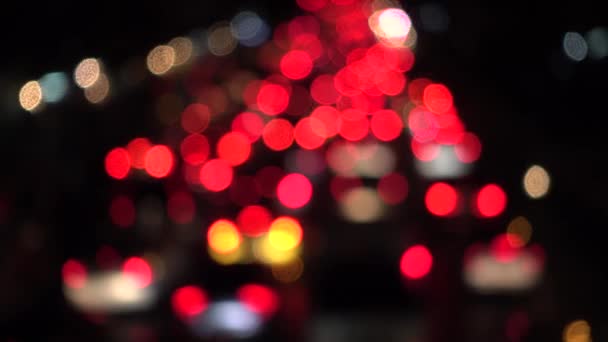 4K Bokeh de luces de coche. En la calle por la noche Círculos coloridos Video Lazo de fondo Las formas circulares vidriosas realizan un baile colorido. fondo de movimiento que es perfectamente adecuado para eventos — Vídeos de Stock