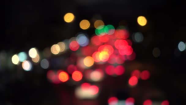 4k Bokeh av bil lights. Utför en färgglad Dans på gatan på natten färgglada cirklar Video bakgrunden Loop glasartade cirkelformer. rörelse bakgrunden som är bara perfekt för evenemang — Stockvideo