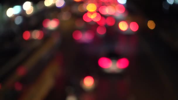 4K Bokeh di fanali per auto. Sulla strada di notte Colorful Circles Video Sfondo Loop Forme circolari vetrose eseguono una danza colorata. sfondo movimento che è semplicemente perfettamente adatto per eventi — Video Stock