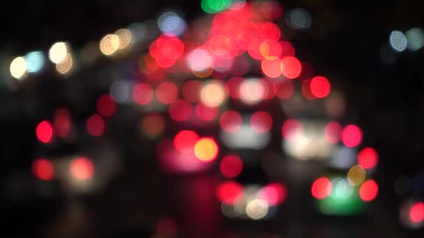 4K Bokeh di fanali per auto. Sulla strada di notte Colorful Circles Video Sfondo Loop Forme circolari vetrose eseguono una danza colorata. sfondo movimento che è semplicemente perfettamente adatto per eventi — Video Stock