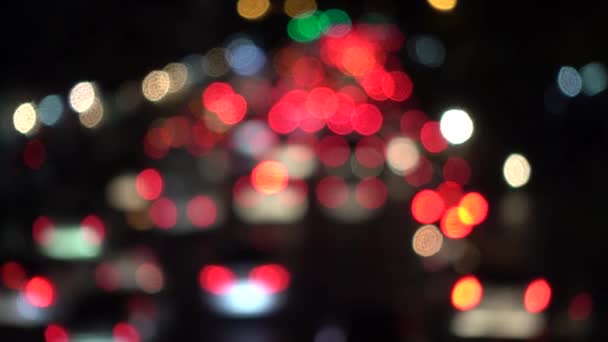 4k Bokeh από φώτα των αυτοκινήτων. Στο δρόμο το βράδυ πολύχρωμο κύκλους βίντεο φόντου βρόχο υαλώδη κυκλικά σχήματα εκτελέσει ένα πολύχρωμο χορό. φόντο κίνηση που είναι απλά τέλεια ταιριαγμένα για εκδηλώσεις — Αρχείο Βίντεο