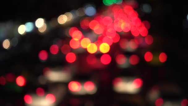 4K Bokeh de feux de voiture. Dans la rue la nuit Cercles colorés Vidéo Arrière-plan Boucle Les formes circulaires vernies exécutent une danse colorée. arrière-plan de mouvement qui convient parfaitement aux événements — Video