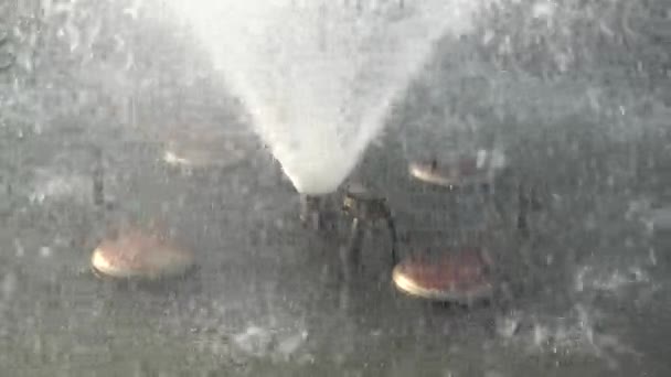4K верхний фонтан воды на открытом воздухе — стоковое видео