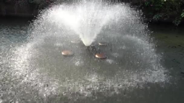 4K fuente superior agua al aire libre — Vídeo de stock