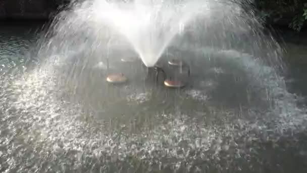 4k Top Springbrunnen Wasser im Freien — Stockvideo
