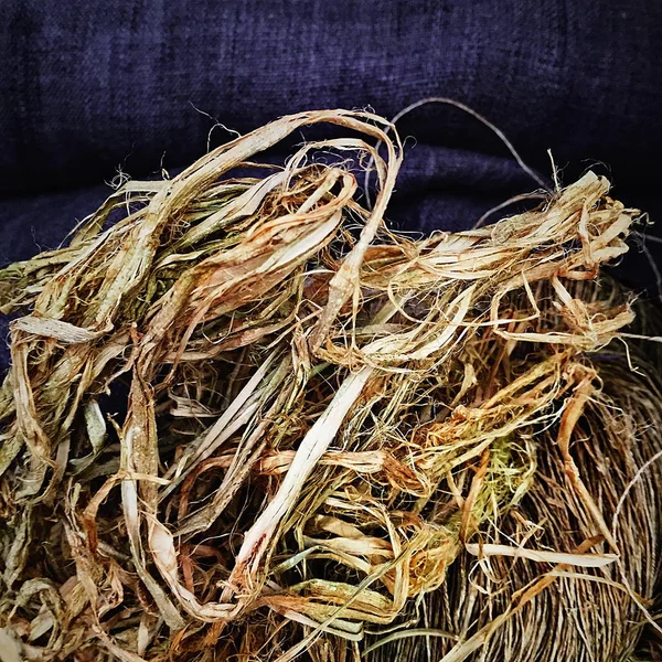 Hampa skalet fiber trä tyg färg antik handvävda tyg, naturliga färgämnen tyger, vackra färger, vackra tyger, gamla modetyger — Stockfoto
