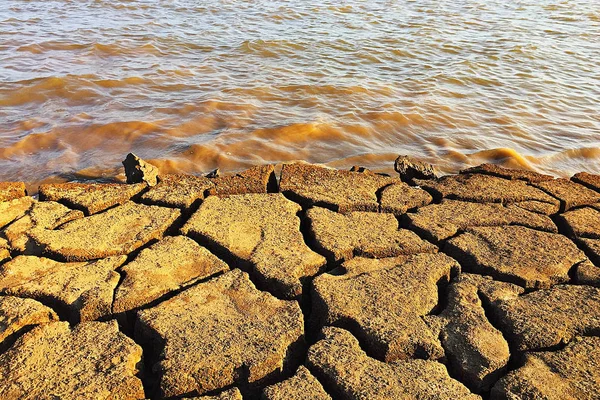 Gemalen gebarsten grond Gouden rivier Mekong rivier neture buiten zonnige gouden zonlicht — Stockfoto