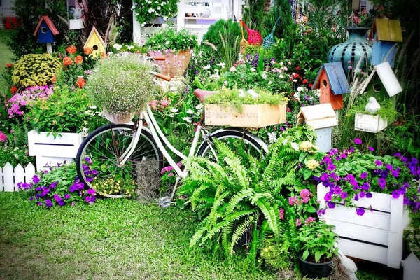 夏の屋外の庭の花のヴィンテージ自転車. — ストック写真