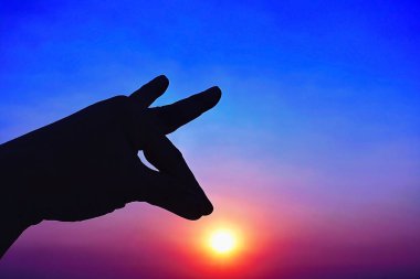 Siluet el simgesi günbatımı gökyüzü güneş ışığı güneşli güzel renkli arka plan     