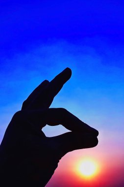 Siluet el simgesi günbatımı gökyüzü güneş ışığı güneşli güzel renkli arka plan     