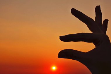 Siluet el simgesi günbatımı gökyüzü güneş ışığı güneşli güzel renkli arka plan     