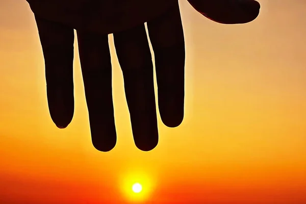 Силует рука значок заходу сонця небо сонячне світло красивий барвистий фон — стокове фото