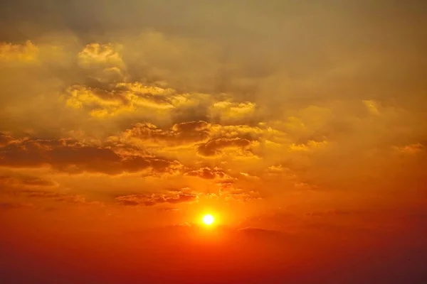Nuvem céu bonito belo pôr do sol natureza verão ao ar livre — Fotografia de Stock