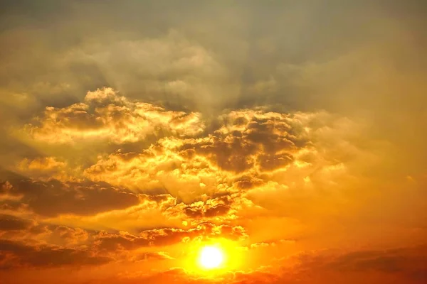 Szép felhő ég gyönyörű naplemente természet nyári szabadtéri — Stock Fotó