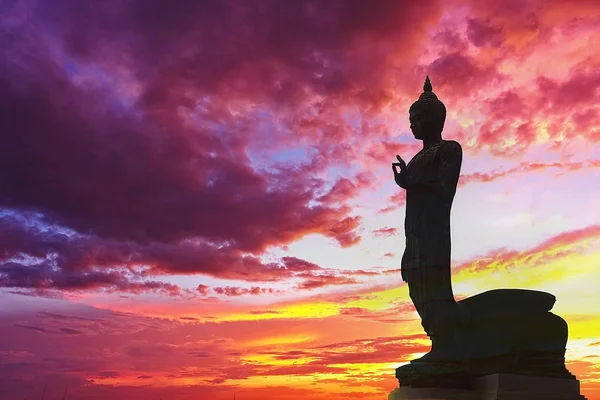 Buddha de pie detrás de la puesta de sol Fondo Rojo Marrón Naranja Cielo Plan Urbano Vista Mar Vibrante Riverside Sunny Tourism Dawn Sunlight Valley Peace Bright Horizon — Foto de Stock