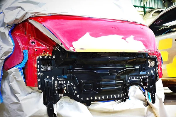 Garaje carrocería trabajo auto reparación de pintura después del accidente durante la pulverización — Foto de Stock