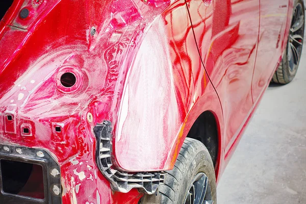 Garaje carrocería trabajo auto reparación de pintura después del accidente durante la pulverización — Foto de Stock