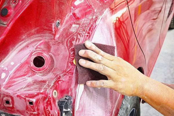 Garagen-Karosserie-Arbeit Autoreparatur-Lack nach dem Unfall während des Sprühens — Stockfoto