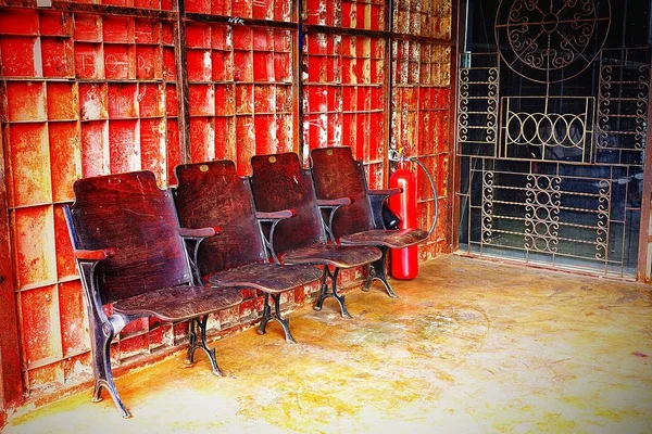 Staré dřevěné židle v staré ired ron stěny interiéru Vintage — Stock fotografie