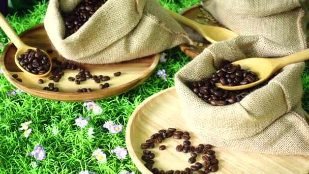 4K Asado granos de café cáñamo Arabica bolsa — Vídeo de stock