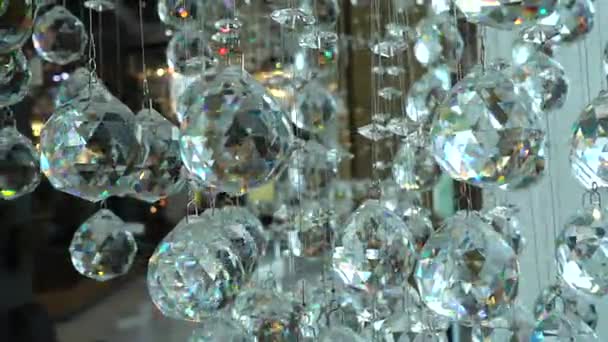 Close-up van de kristallen. Crystal moderne kroonluchter detail achtergrond. Opknoping diamanten met knipperende lichtend reflectie. Slow motion 240 fps. Hoge snelheidscamera geschoten. Full Hd 1080p. Slowmotion — Stockvideo