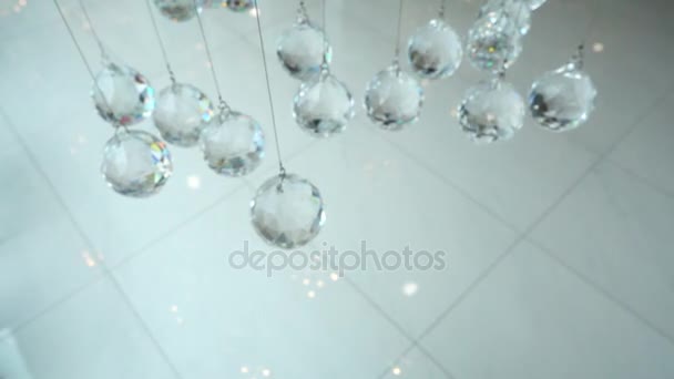 Close-up van de kristallen. Crystal moderne kroonluchter detail achtergrond. Opknoping diamanten met knipperende lichtend reflectie. Slow motion 240 fps. Hoge snelheidscamera geschoten. Full Hd 1080p. Slowmotion — Stockvideo